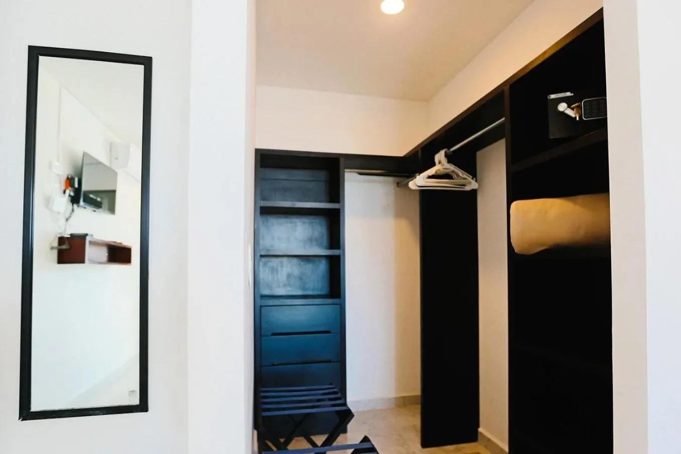 Large One-Bedroom Apt Near Isla Mujeres Ferry Cancun